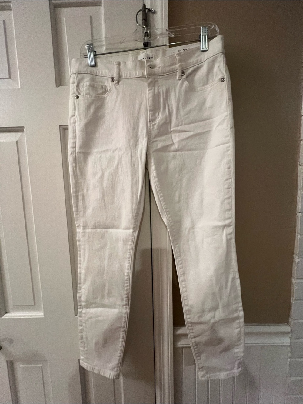 NWT- LOFT woman White skinny Jeans size petite 8